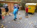 Hrabání listí před školou